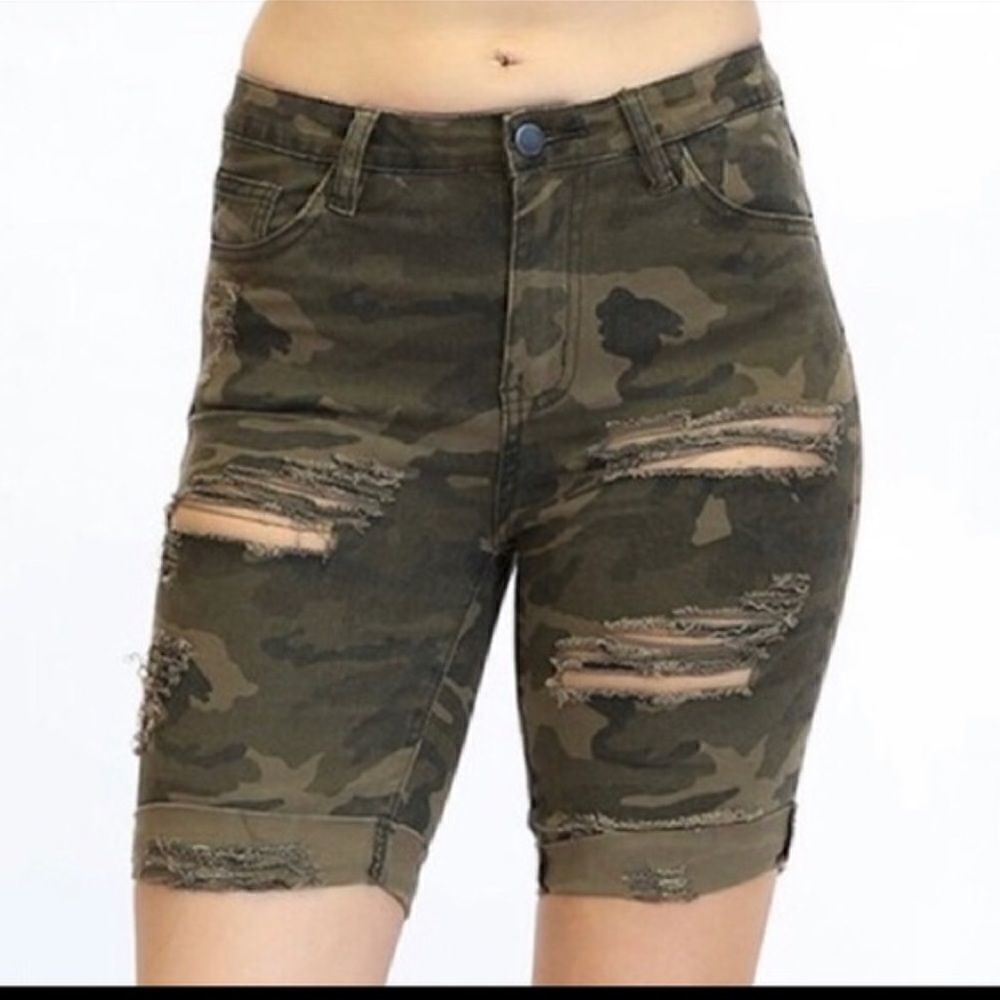 American Bazi Distressed Camo Bermuda Shorts Sz S